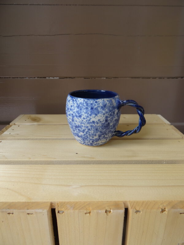 Koffie kopje blauw-wit gespikkeld met gedraaid oor