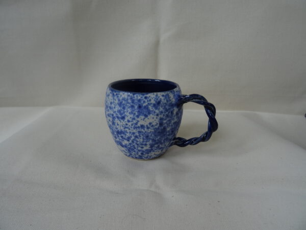 koffie kopje blauw gespikkeld gedraaid oor