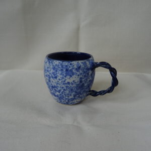 koffie kopje blauw gespikkeld gedraaid oor