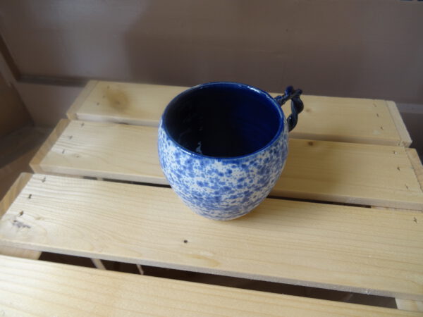 Koffie kopje blauw-wit gespikkeld met gedraaid oor