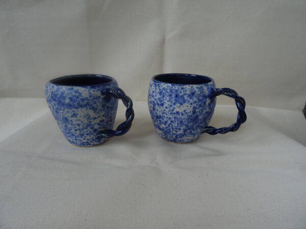 Koffie kopje blauw-wit gespikkeld met gedraaid oor