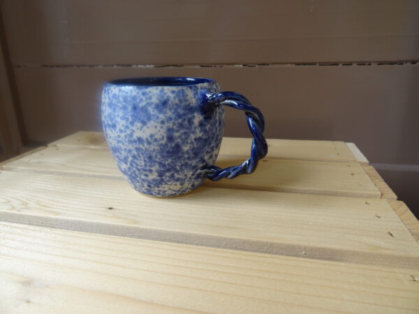 Koffie kopje blauw-wit gespikkeld met gedraaid oor