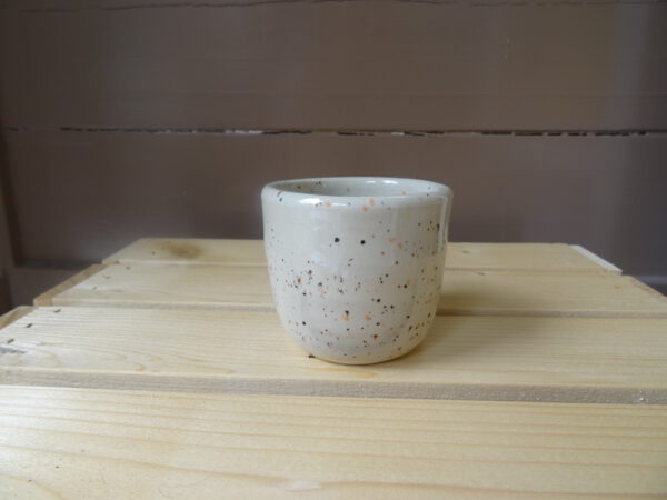 koffie kop creme wit spikkel zonder oor