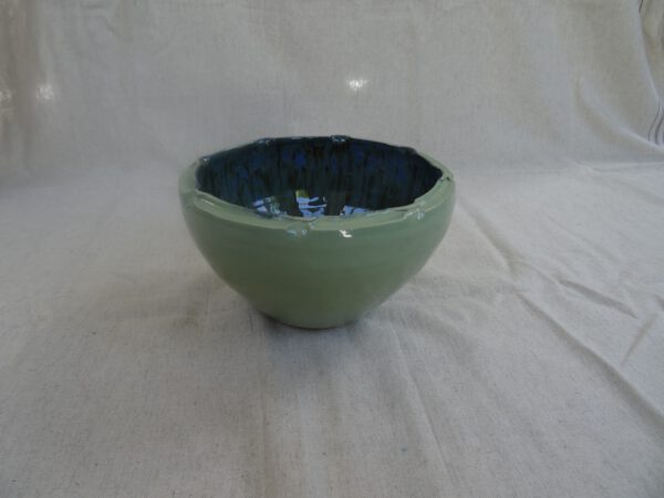 Grote lichtgroene schaal met sierlijke rand