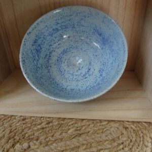 Schaal met lichtblauw spikkel glazuur