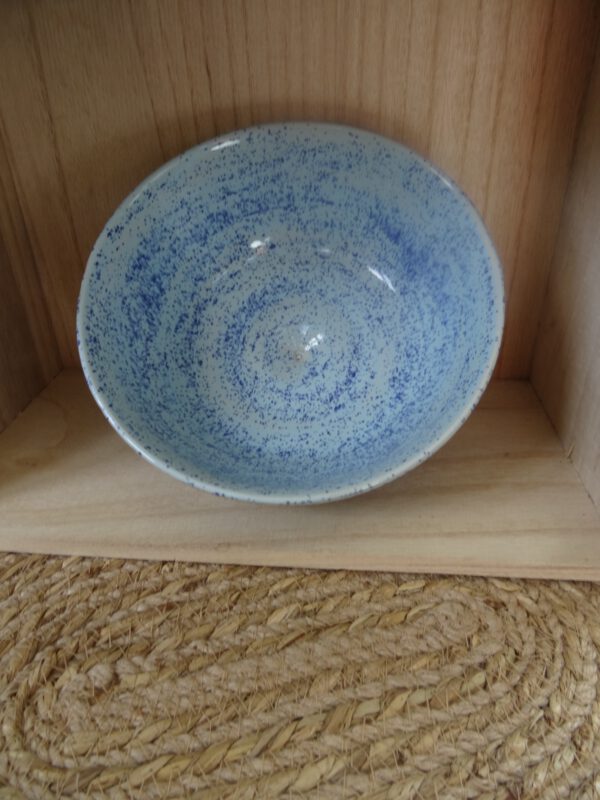 Schaal met lichtblauw spikkel glazuur