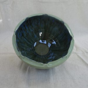 Grote lichtgroene schaal met sierlijke rand