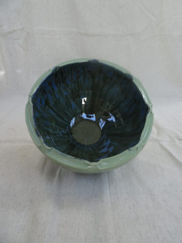 Grote lichtgroene schaal met sierlijke rand