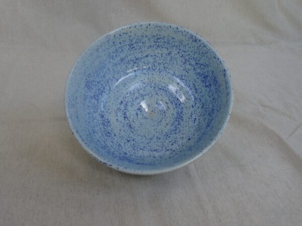 Schaal met lichtblauw spikkel glazuur