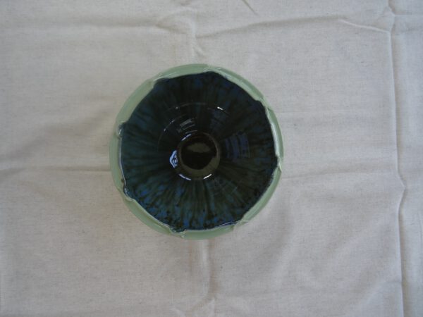 Grote lichtgroene schaal met sierlijke rand