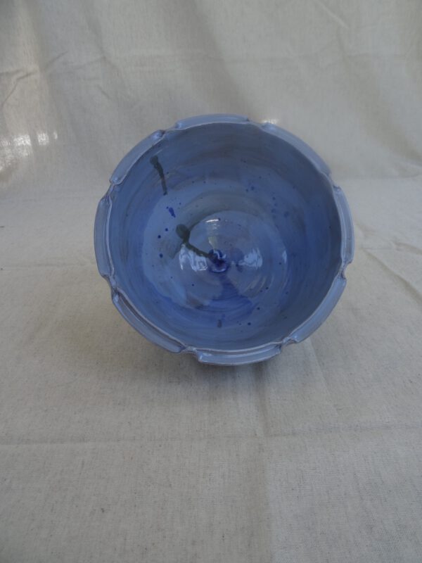 Grote aardewerk schaal met sierlijke rand