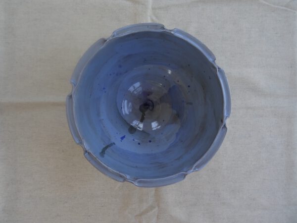 Grote aardewerk schaal met sierlijke rand