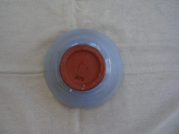 Grote aardewerk schaal met sierlijke rand