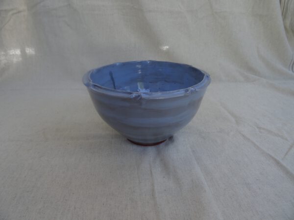 Grote aardewerk schaal met sierlijke rand