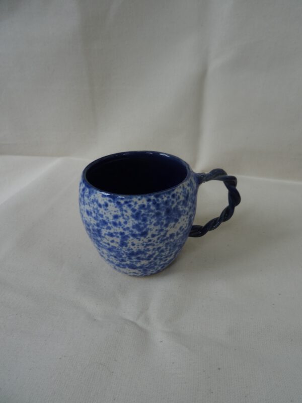 Cappuccino kopje blauw wit gespikkeld met gedraaid oor