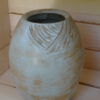 DSC03237 Handgemaakte vaas met gecarved bladdetail – Dunes glazuur