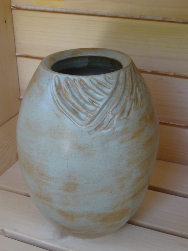 DSC03237 Handgemaakte vaas met gecarved bladdetail – Dunes glazuur