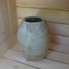 DSC03238 Handgemaakte vaas met gecarved bladdetail – Dunes glazuur