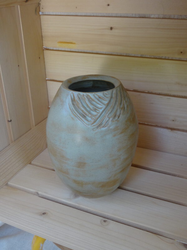 DSC03238 Handgemaakte vaas met gecarved bladdetail – Dunes glazuur