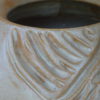 DSC03239 Handgemaakte vaas met gecarved bladdetail – Dunes glazuur