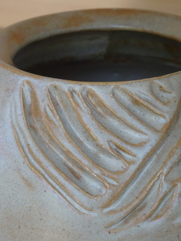 DSC03239 Handgemaakte vaas met gecarved bladdetail – Dunes glazuur