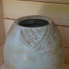 DSC03240 Handgemaakte vaas met gecarved bladdetail – Dunes glazuur