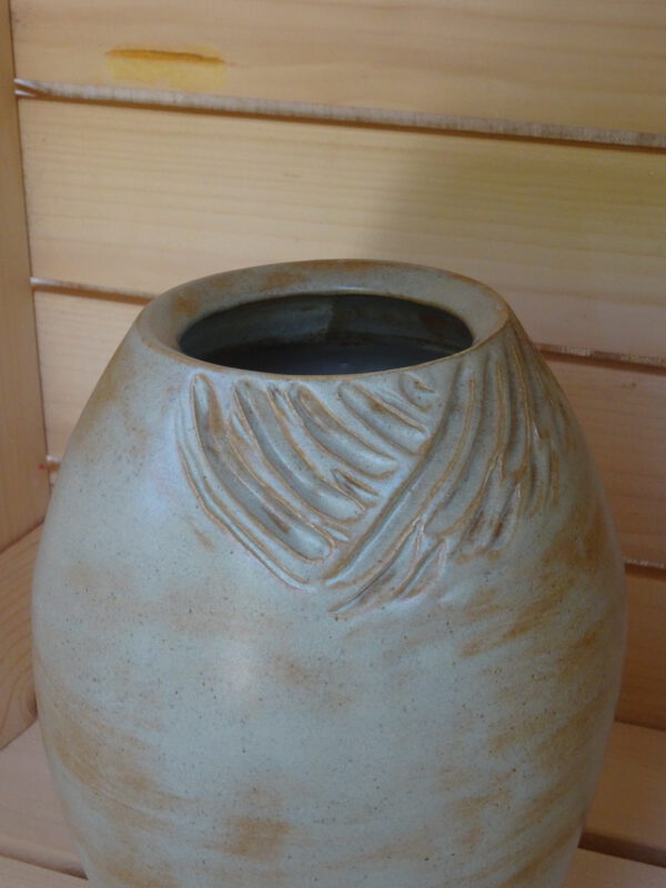DSC03240 Handgemaakte vaas met gecarved bladdetail – Dunes glazuur