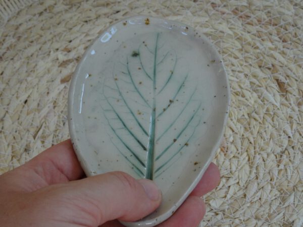 Botanisch schaaltje met echte bladafdruk